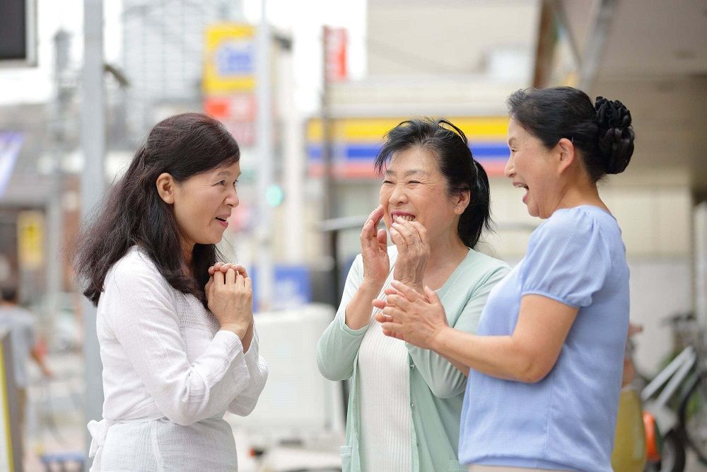 テーブルで話す二人